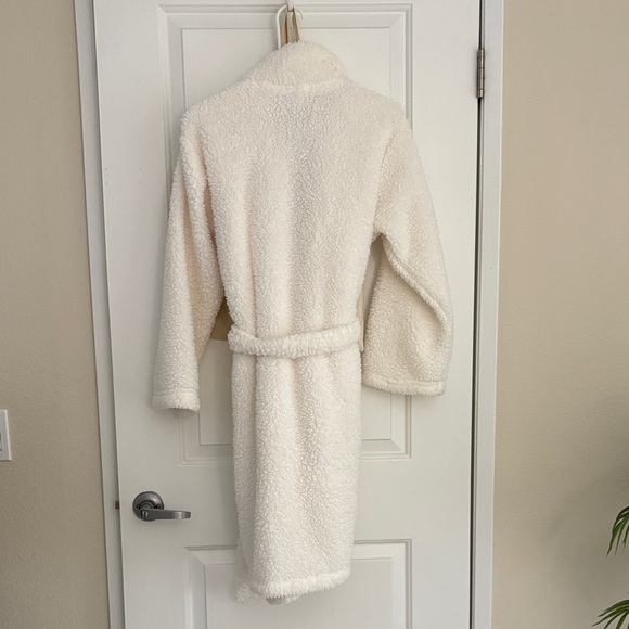 Pottery Barn Women's Cozy White Sherpa Robe - Picture 3 of 6